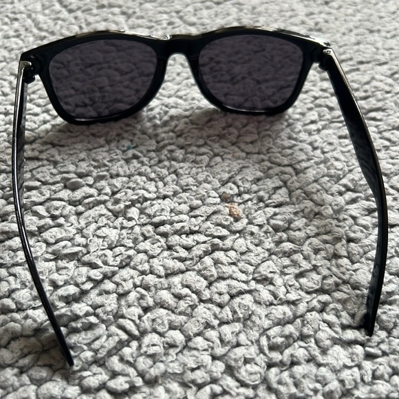Classic Style Polarized Unisex Sunglasses - Picture 8 of 9